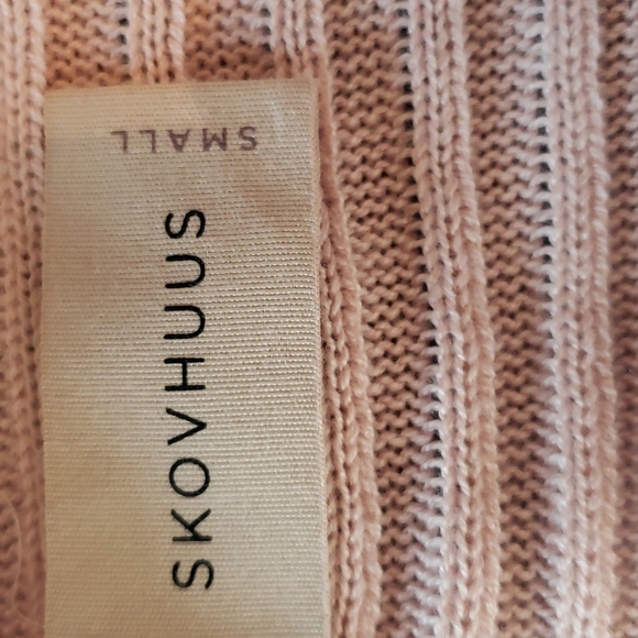 Soft pink sweater size S buts fits like a M. EUC  Cute detail  on the shoulder. - Picture 6 of 6